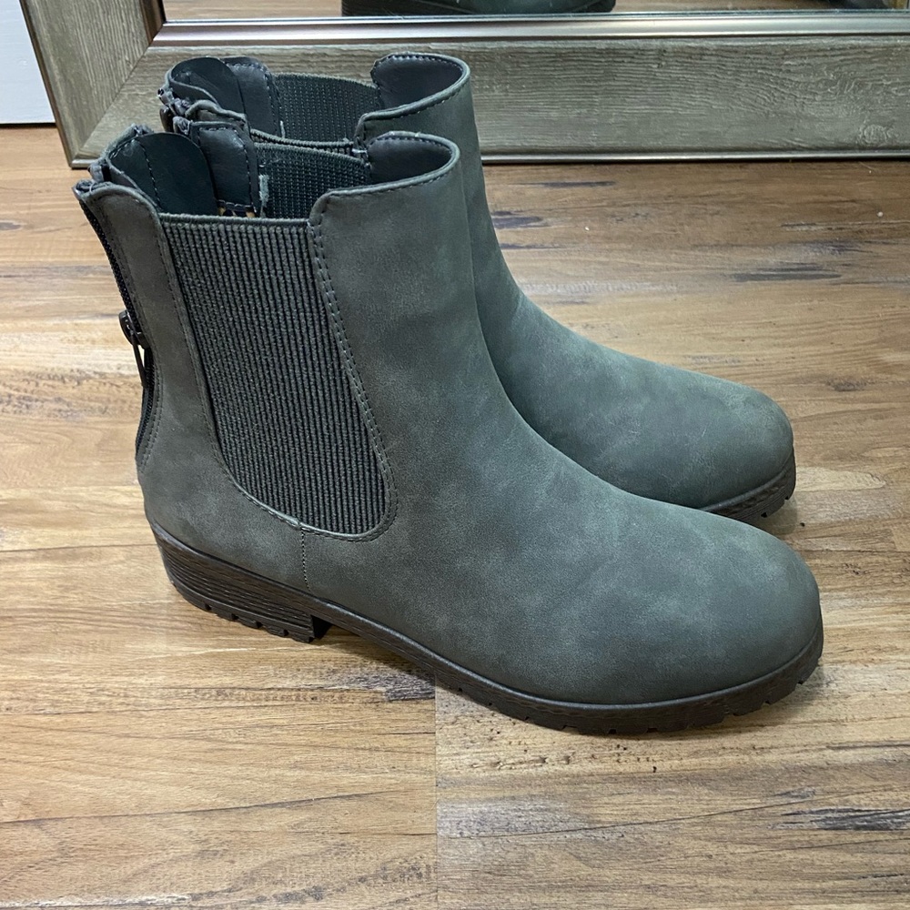 Women’s Maurice’s Brand booties!